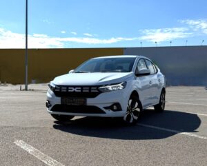Dacia Logan mașină de închiriat București vedere frontală